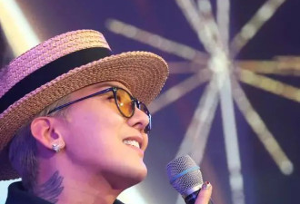 权志龙戴草帽，黄色袜子搭配玛丽珍鞋，牙齿镶宝石吸睛