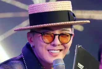 权志龙戴草帽，黄色袜子搭配玛丽珍鞋，牙齿镶宝石吸睛