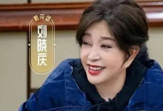 74岁刘晓庆和好友美国聚餐被拍，穿红色碎花衫戴礼帽很洋气，素颜出镜太真实！