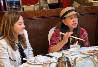 74岁刘晓庆和好友美国聚餐被拍，穿红色碎花衫戴礼帽很洋气，素颜出镜太真实！