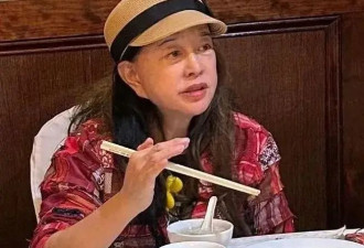 74岁刘晓庆和好友美国聚餐被拍，穿红色碎花衫戴礼帽很洋气，素颜出镜太真实！
