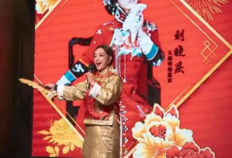 74岁刘晓庆和好友美国聚餐被拍，穿红色碎花衫戴礼帽很洋气，素颜出镜太真实！