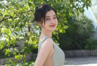 50岁的梅婷气质真好！穿露背裙不仅不低俗，反而有种内敛的华贵感