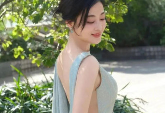 50岁的梅婷气质真好！穿露背裙不仅不低俗，反而有种内敛的华贵感
