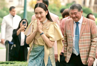 泰国漂亮女总理祈福，“蝴蝶衣”很仙，近60万的手腕更夺目