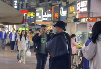 64岁吴镇宇在柳州，和女助理逛夜市，穿着洞洞鞋，完全不像大明星