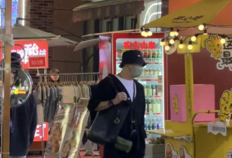 64岁吴镇宇在柳州，和女助理逛夜市，穿着洞洞鞋，完全不像大明星