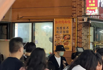 64岁吴镇宇在柳州，和女助理逛夜市，穿着洞洞鞋，完全不像大明星