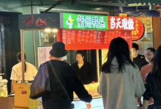 64岁吴镇宇在柳州，和女助理逛夜市，穿着洞洞鞋，完全不像大明星