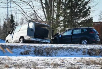 魁省致命交通事故！一辆满载外国人的中型货车撞上SUV，1死7伤！