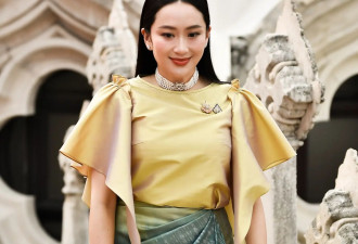 38岁佩通坦去祈福美如女神！穿渐变裹身裙，五条珍珠项链叠戴太美