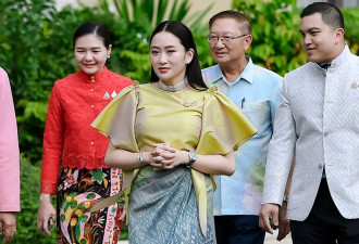 38岁佩通坦去祈福美如女神！穿渐变裹身裙，五条珍珠项链叠戴太美