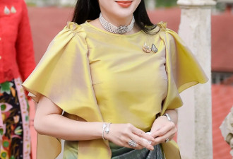 38岁佩通坦去祈福美如女神！穿渐变裹身裙，五条珍珠项链叠戴太美