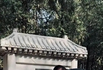 侯耀华：清明节给父亲侯宝林扫墓，他单身了13年