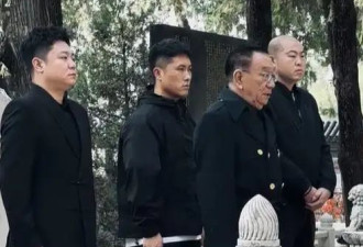 侯耀华：清明节给父亲侯宝林扫墓，他单身了13年