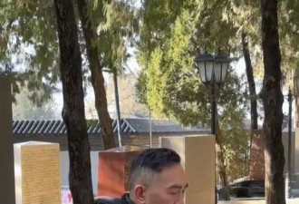 侯耀华：清明节给父亲侯宝林扫墓，他单身了13年