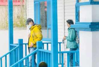 刘青云自驾游新疆，妻子郭蔼明陪伴罕露面