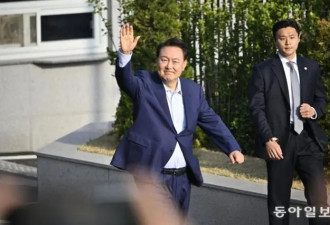 52岁金建希久违现身，和丈夫坐车中带猫狗回私宅