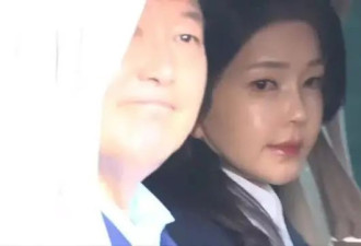 52岁金建希久违现身，和丈夫坐车中带猫狗回私宅