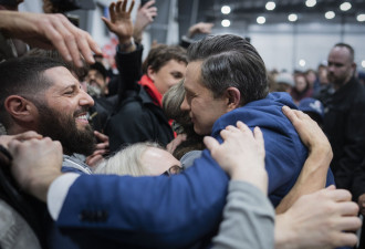 保守党集会场场爆棚！支持者不信民调，更相信人群！