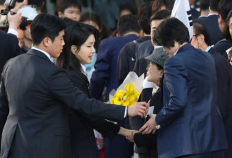 尹锡悦52岁爱妻回私宅，如同纸片人