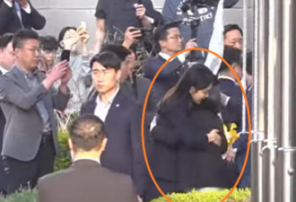 尹锡悦52岁爱妻回私宅，如同纸片人
