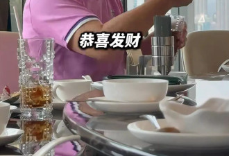 陈百祥王晶携妻同庆生 现场甜蜜亲吻秀恩爱