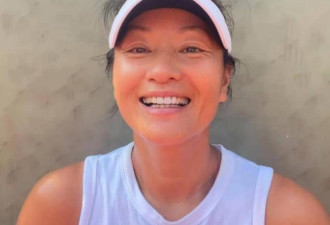 54岁瞿颖晒素颜生图，眼角全是皱纹小肚子凸出