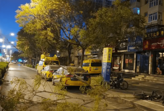 北京高楼被风吹得晃动起来