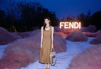 奚梦瑶在Fendi晚宴上美出新高度！穿长裙拖鞋，坐高层身边气场强