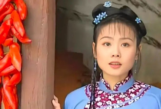 《还珠格格》柳红没有退圈，嫁给设计师生俩闺女
