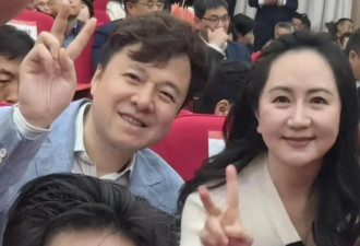 53岁孟晚舟现身丈夫母校，与刘晓棕同框好恩爱...