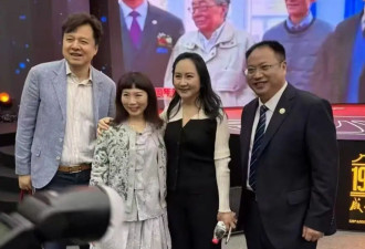 53岁孟晚舟现身丈夫母校，与刘晓棕同框好恩爱...