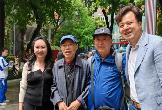 53岁孟晚舟现身丈夫母校，与刘晓棕同框好恩爱...