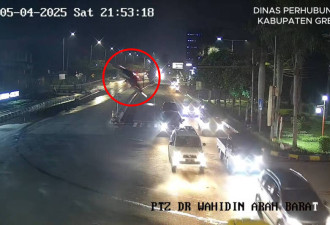 惊悚视频：看导航闯未完工高架桥 轿车10米高飞坠地面