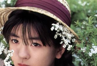 性感女星因戏苦恋李连杰多年 如今52岁貌美单身