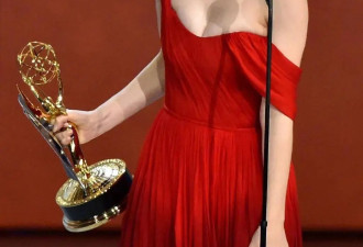 她曾演麦瑟尔夫人爆红！美艳写真大秀魔鬼身材性感火辣