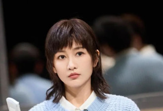 42岁王鸥剪碎发后像换了个人，穿毛衣录节目又美又酷，差点认不出