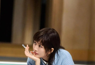 42岁王鸥剪碎发后像换了个人，穿毛衣录节目又美又酷，差点认不出