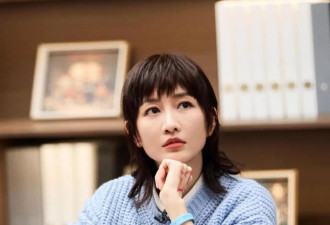 42岁王鸥剪碎发后像换了个人，穿毛衣录节目又美又酷，差点认不出