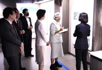 诗琳通公主访问完北师大又去北大！还亲自写毛笔字，穿刺绣裙优雅