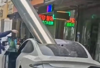 小米SU7遭"当头一棒"！无锡大风吹落金属管砸穿车
