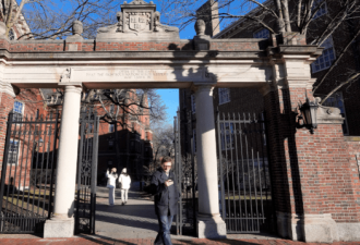 反抗财务打压，哈佛大学教授团体起诉特朗普政府