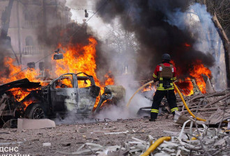 乌克兰: 俄罗斯袭击苏米市中心造成至少32人死亡