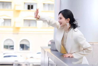 刘诗诗白西服配纱裙温婉端庄，比小8岁吴宣仪还嫩
