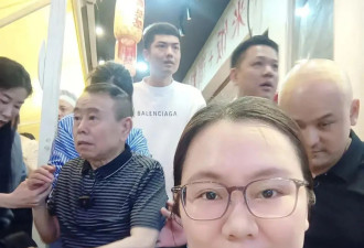 67岁潘长江在深圳，去吃地摊火锅，被民众堵在角落，吓到表情失控