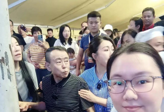 67岁潘长江在深圳，去吃地摊火锅，被民众堵在角落，吓到表情失控