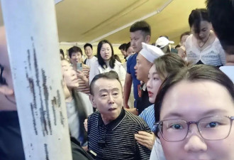67岁潘长江在深圳，去吃地摊火锅，被民众堵在角落，吓到表情失控