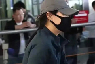 那英与老公回国了，孟桐很绅士地照看着老婆，夫妻俩恩爱又甜蜜