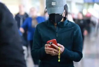 那英与老公回国了，孟桐很绅士地照看着老婆，夫妻俩恩爱又甜蜜